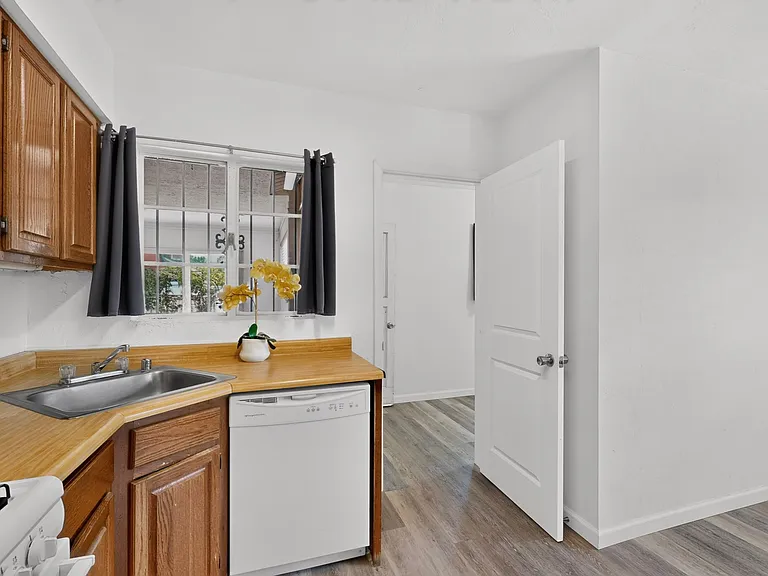 8715 Menaul Blvd NE — Photo 5