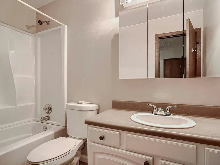 2528 S Vaughn Way #D — Photo 16