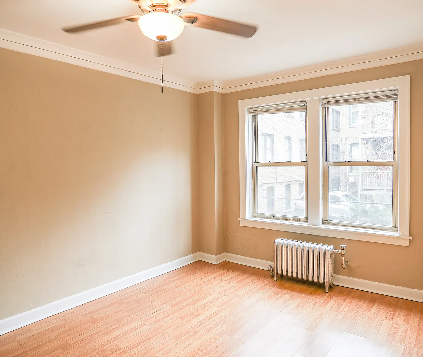 920 W Eastwood Ave — Photo 2