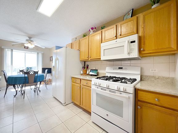 5th image of 31 E Grove St APT 601