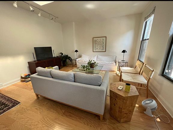 2nd image of 1414 W Erie St Floor 2