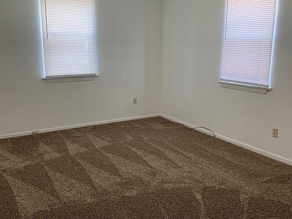 4th image of 834 S Crockett Dr