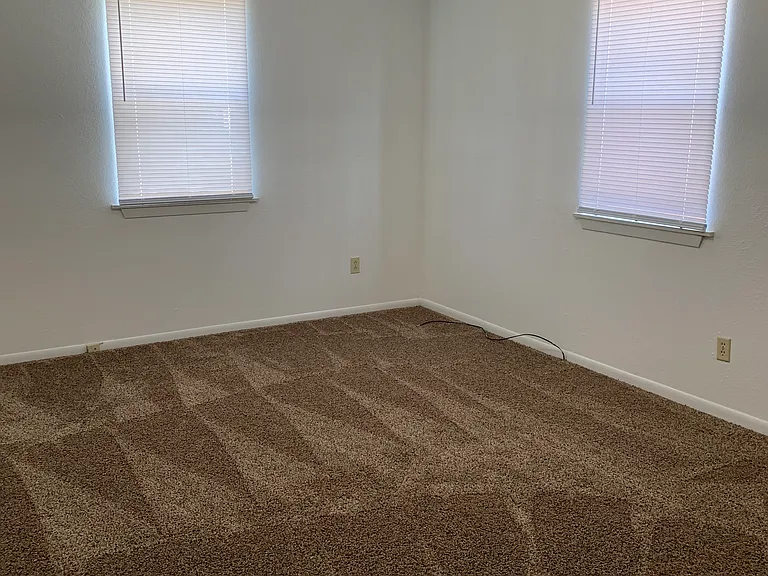 834 S Crockett Dr — Photo 4