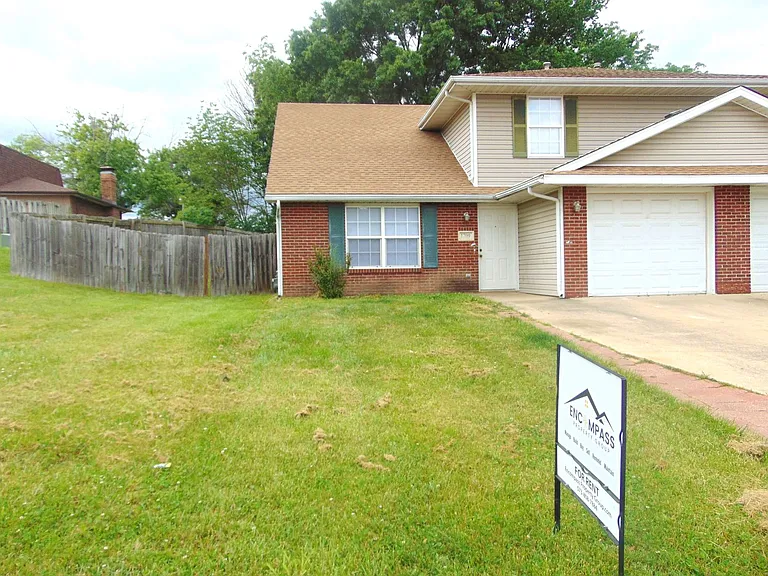 1709 N Lakewood Dr — Photo 1