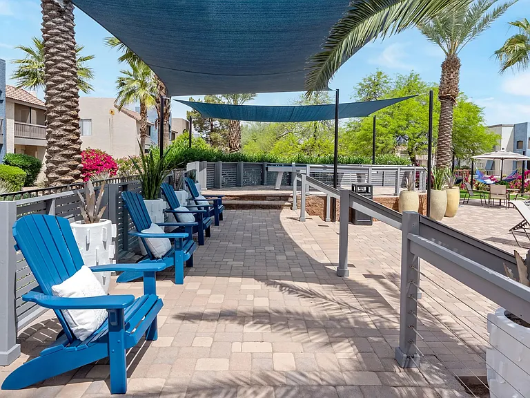 Feel the cool comfort under our poolside sun sails, taking your vibrant resort-style living at Level 550 to new heights.