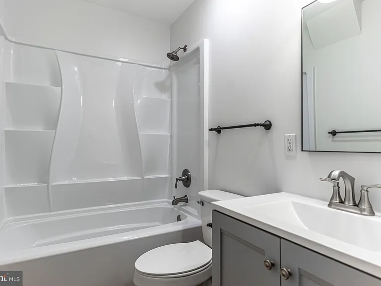 121 Nottingham Ct — Photo 34