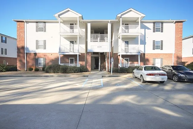 Broad Trace Apartments — Photo 2
