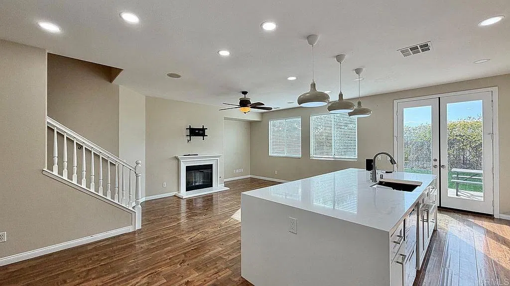 4 bed, 3.0 bath, 3014 sqft, $5,448 — Photo 4