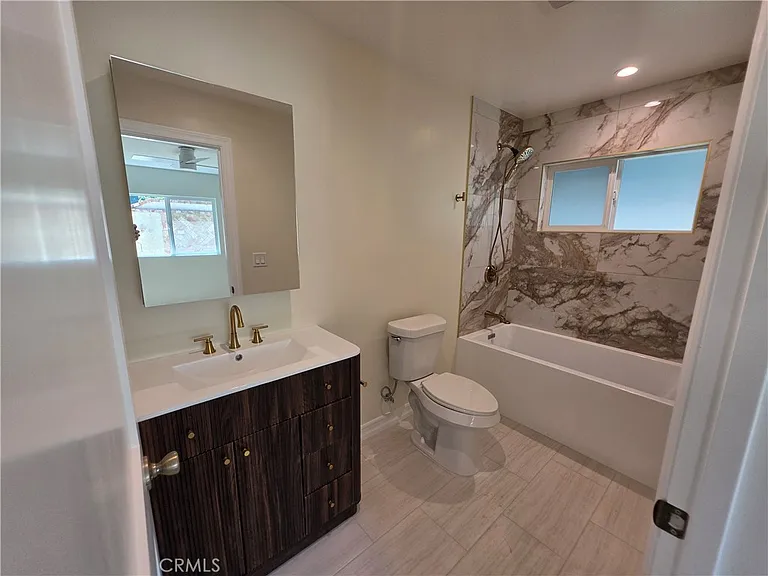 10849 N Swinton Ave — Photo 14