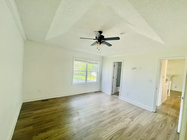 1704 NE Whitestone Dr — Photo 2