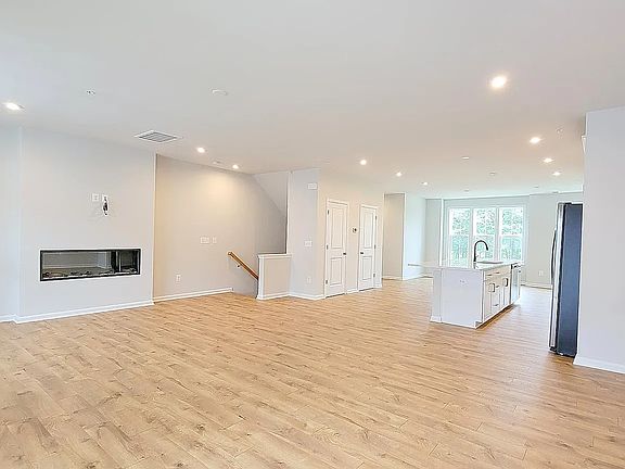 4th image of 9233 Magellan Pkwy #B