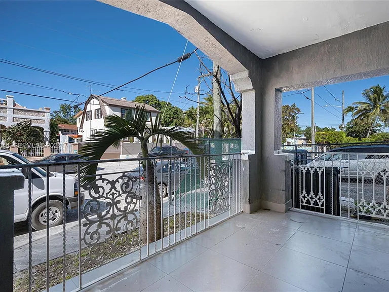 629 SW 10th Ave #6 — Photo 28