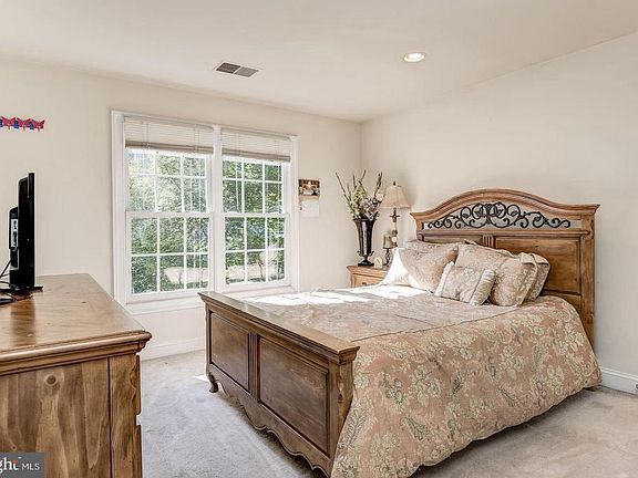 4th image of 203 Jersey Ln