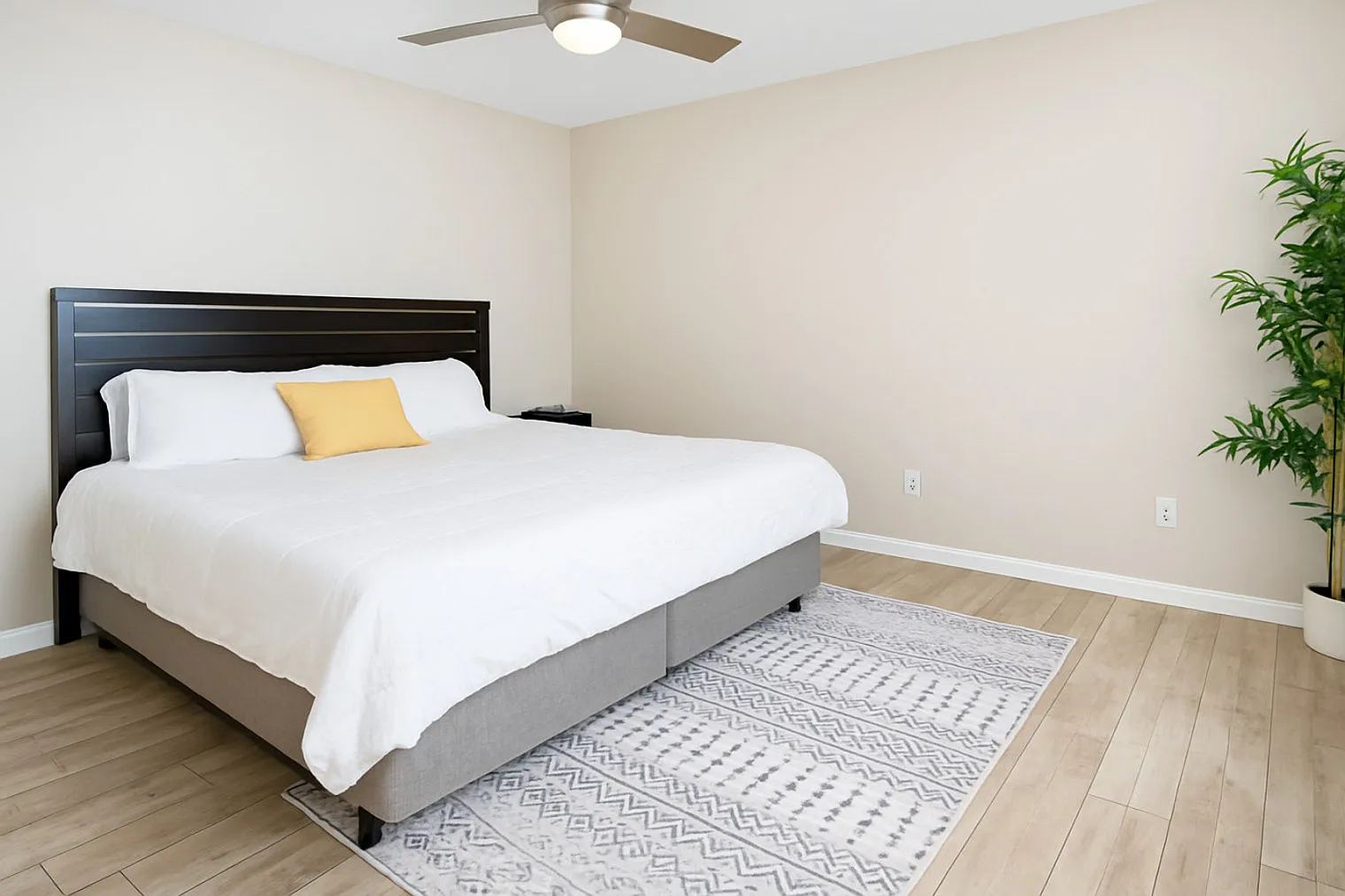 2 bed, 2.0 bath, 1140 sqft, $2,812 — Photo 4
