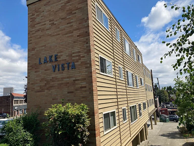 Lake Vista Apartments — Photo 9