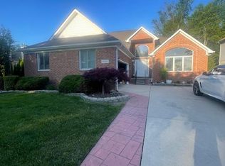 41040 Vista Woods Way, Clinton Township, MI 48038