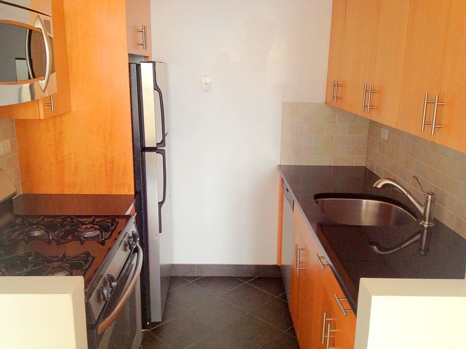 2nd image of 200 E 72nd St APT 35D