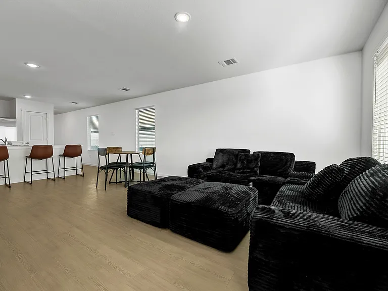 1527 Tiptop Mdw — Photo 4