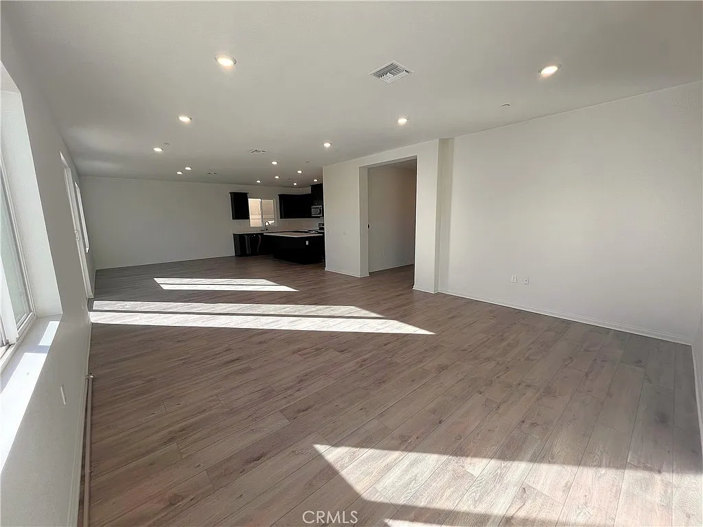 5 bed, 2866 sqft, $3,600 — Photo 3