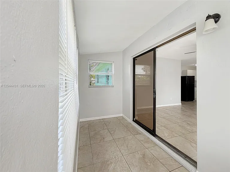 533 NW 15th Way — Photo 10