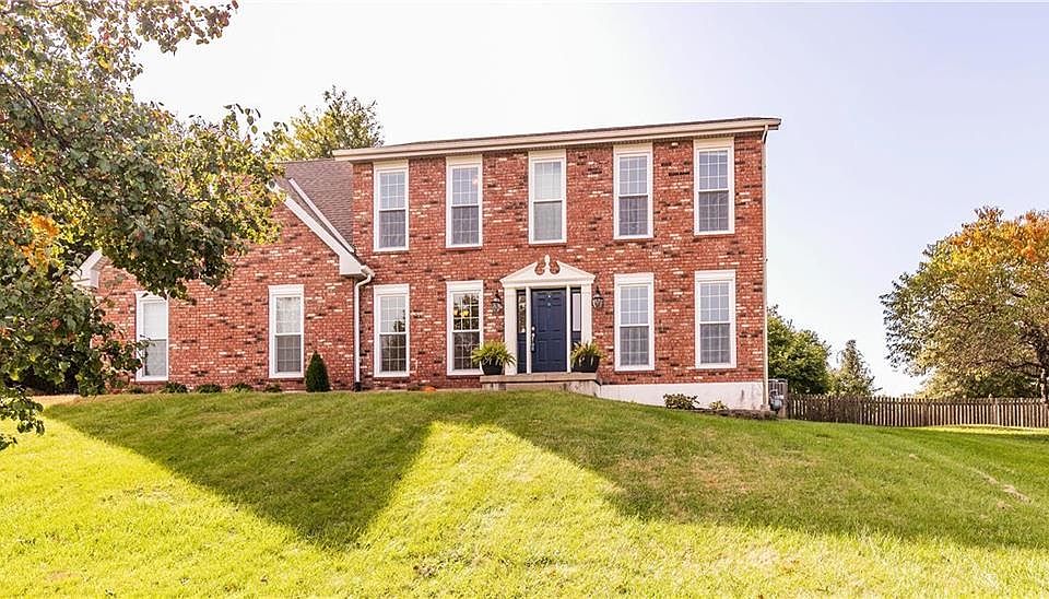 Spacious 2 Story home on a Huge Cul De Sac Lot.