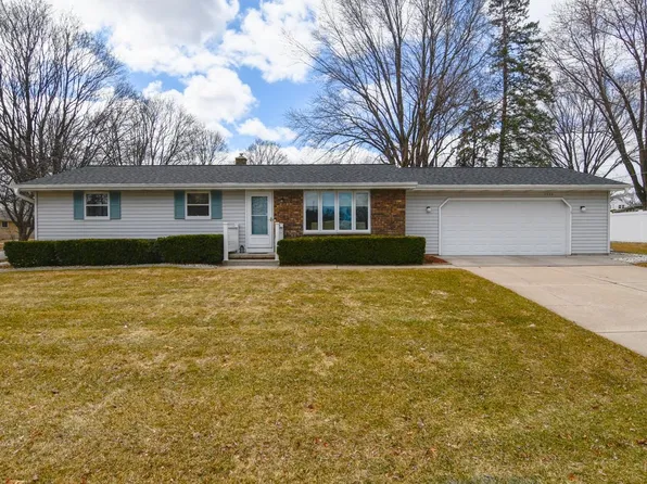 1735 Wedgewood Dr, Green Bay, WI 54303
