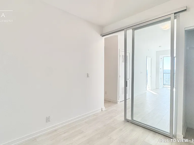 75 James St S #2815 — Photo 8