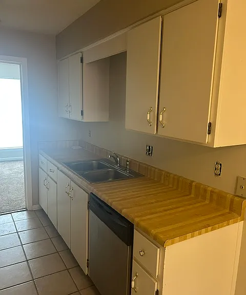 811 Lakeview Ct — Photo 9