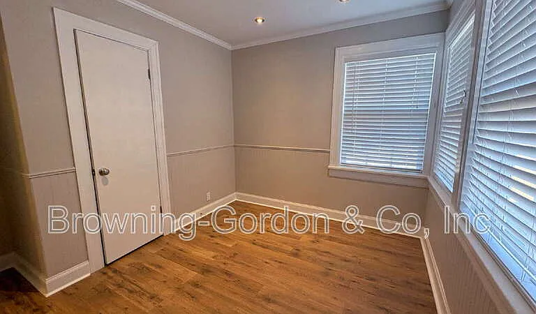 328 E Thompson Ln — Photo 16
