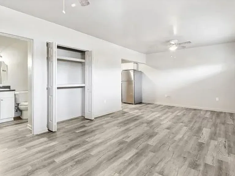 Riverside Commons — Photo 12
