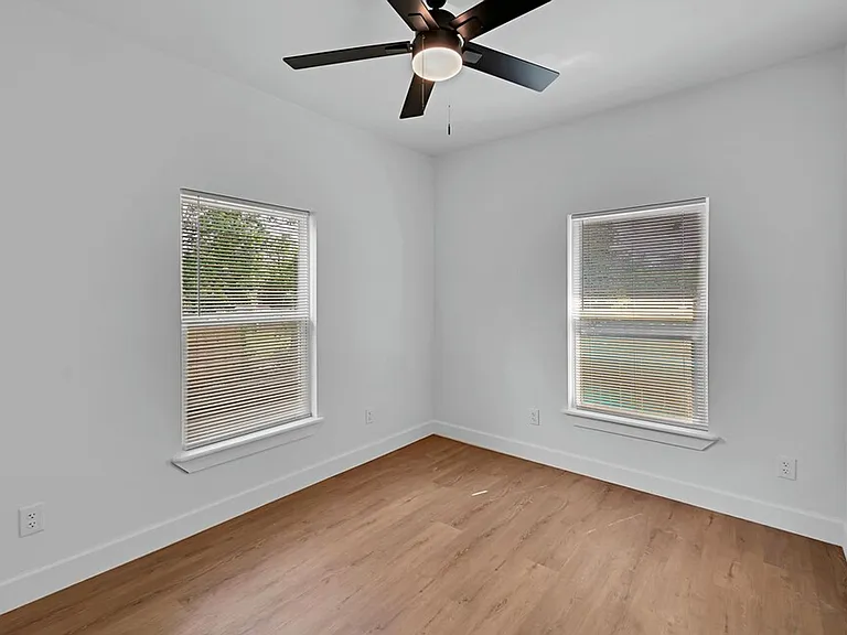 2400 Reuter Ave — Photo 12