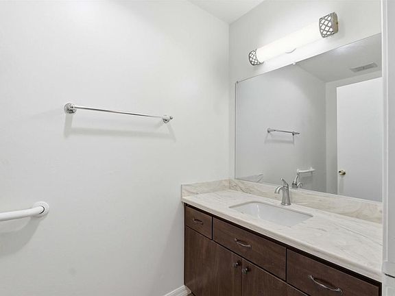 5th image of 3625 Dearborn St
