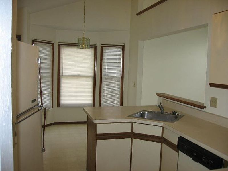 4th image of 83 CAPITOL Place