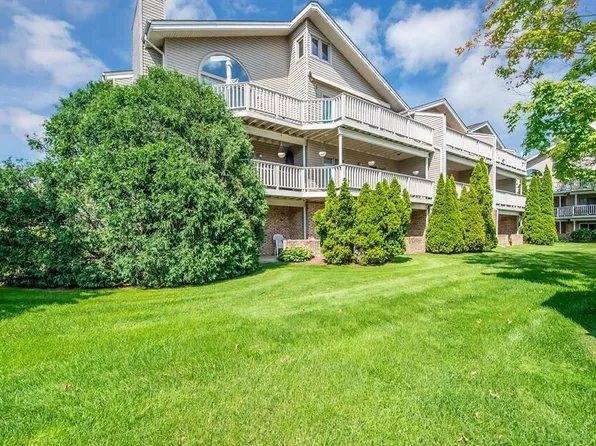 21082 Boulder Cir, Northville, MI 48167