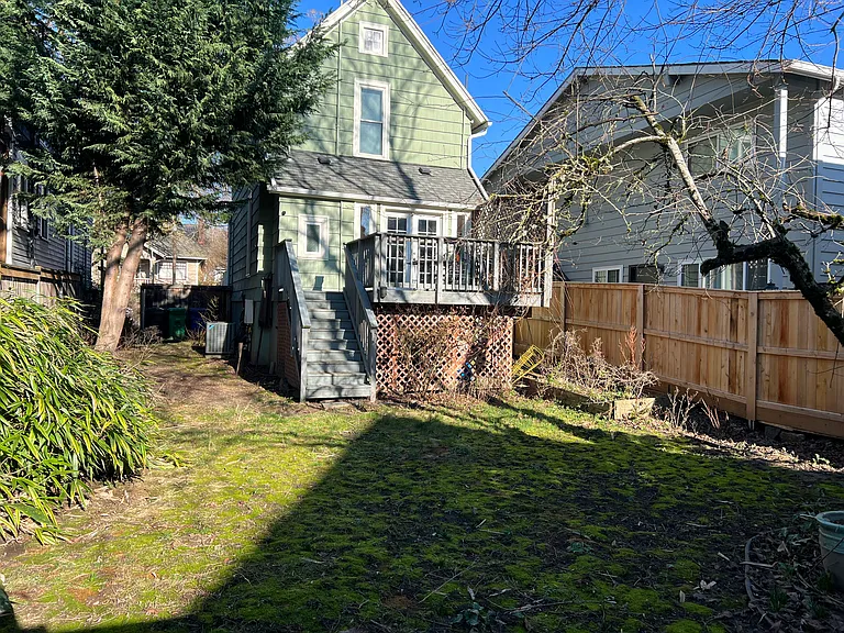2124 SE Salmon St — Photo 2