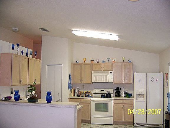 Kitchen Updgraded Appliances/Wood Cabinets