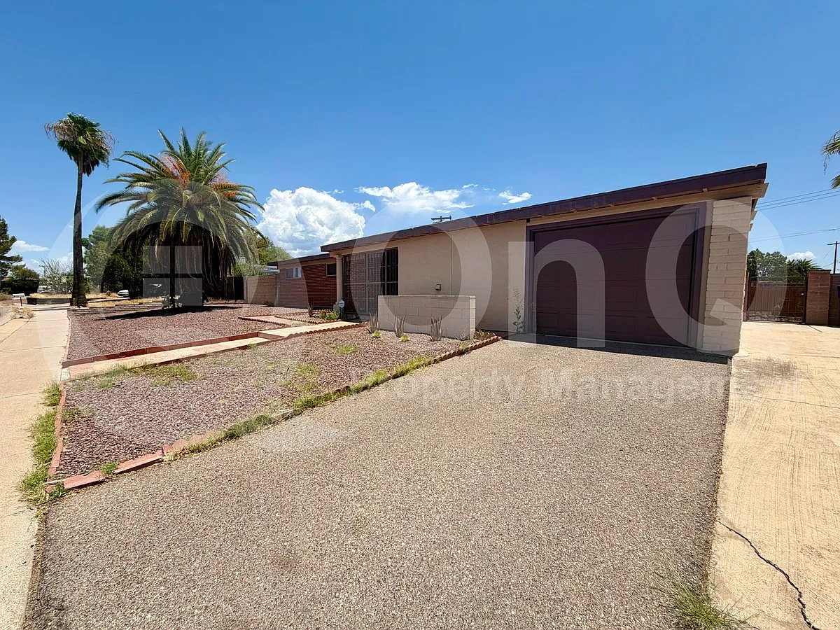 4 bed, 2.0 bath, 2060 sqft, $1,999 — Photo 3