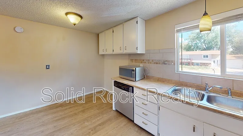 2 bed, 2.0 bath, 1480 sqft, $2,400 — Photo 3
