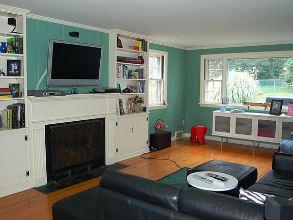 Living Rm w/hardwood flrs fireplace w/built-ins
