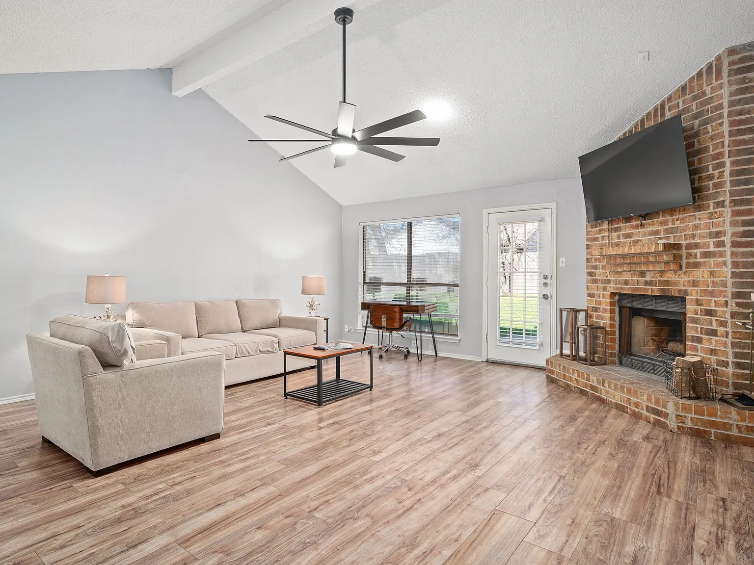 3 bed, 1455 sqft, $2,200 — Photo 2