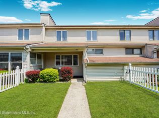 34 Regis Dr, Staten Island, NY 10314