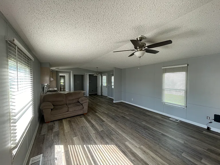 207 Cumberland Ln — Photo 2