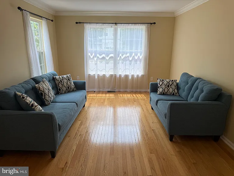 233 Fountayne Ln — Photo 8