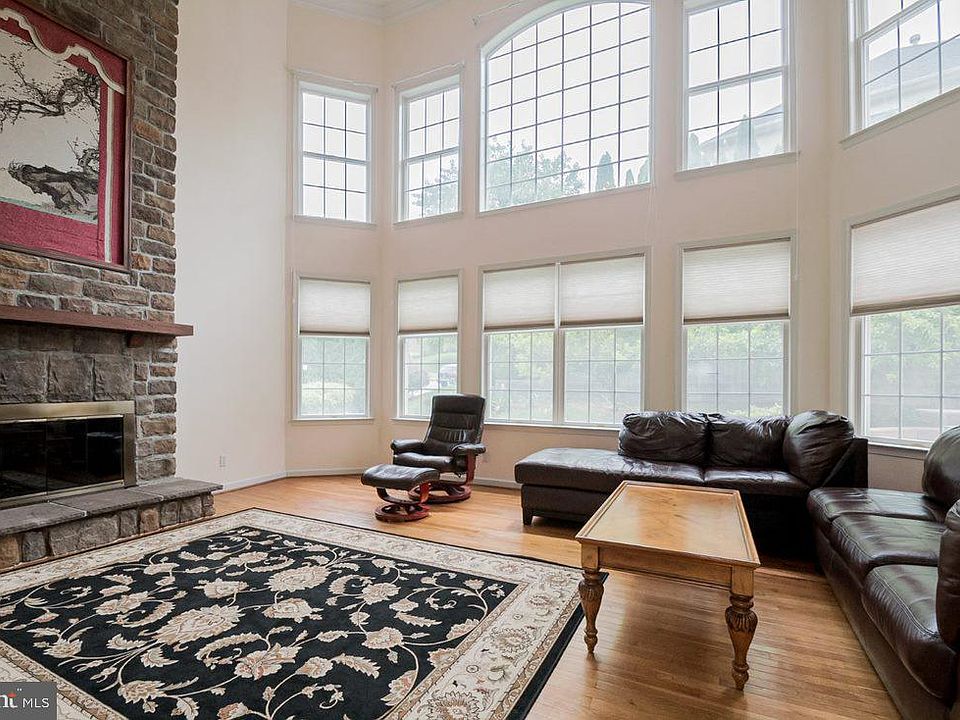 1st image of 18 Harvest Ln