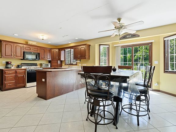 4th image of 10 S Hampton Ct