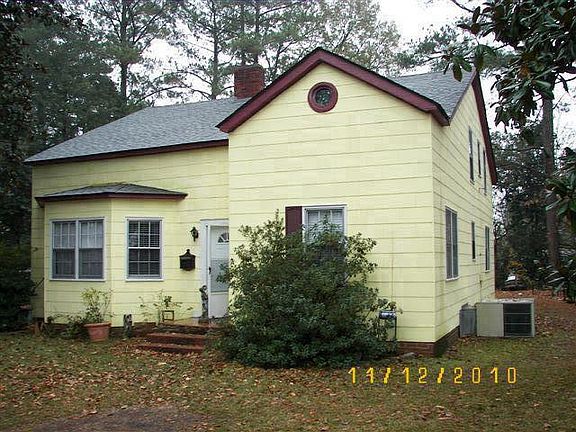 Front of house looks like single family, but is Duplex.