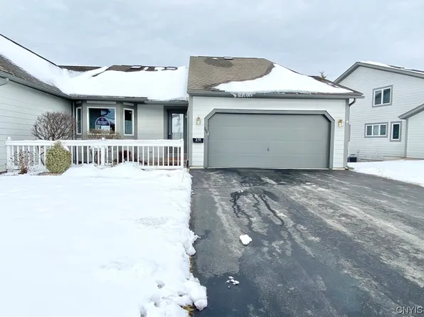 270 Oarlock Cir, East Syracuse, NY 13057