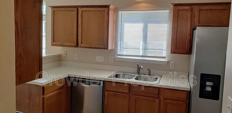 4 bed, 2.5 bath, 1815 sqft, $1,900 — Photo 4
