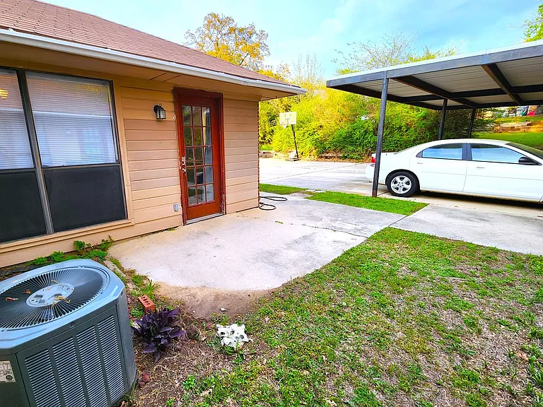 2202 Bolivar St — Photo 3