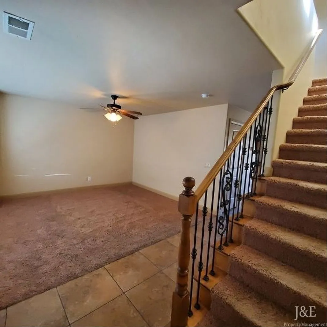 Pet Friendly Townhome with Mountain View — Photo 4